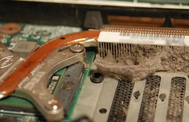 Забитый пылью радиатор охлаждения ноутбука