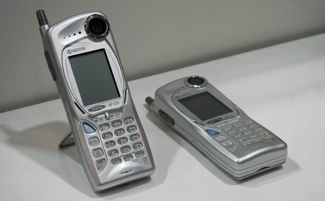 Первый телефон с мобильной камерой Kyocera Visual Phone VP-210