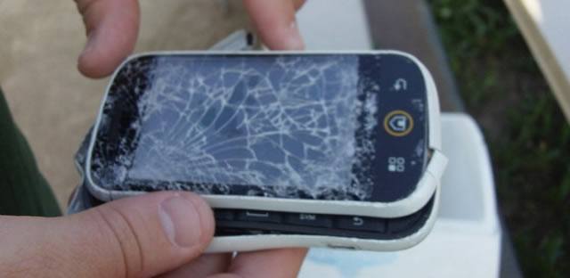 Повреждение смартфона при ношении в дорожной сумке