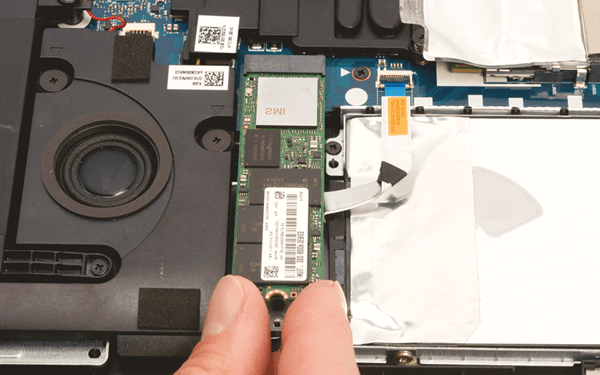 Процесс установки SSD диска в разъем M.2 ноутбука