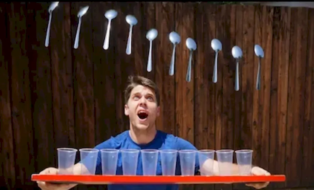 Трюк – Spoons Into Cup