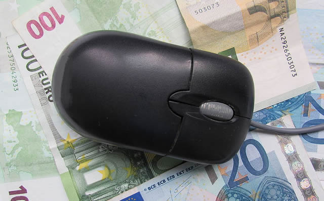Компьютерная мышь на евро банкнотах