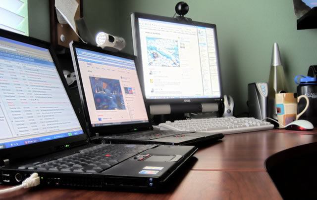 Тестируемые ноутбук и компьютер на рабочем месте
