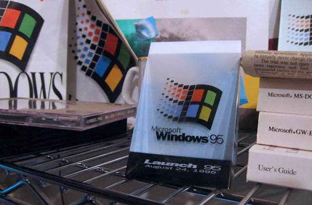 Диск с системой Windows 95 на полке магазина/