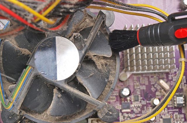 Очистка запылившегося вентилятора системы охлаждения системного блока персонального компьютера