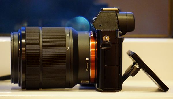 Компактная беззеркальная камера с крупным объективом